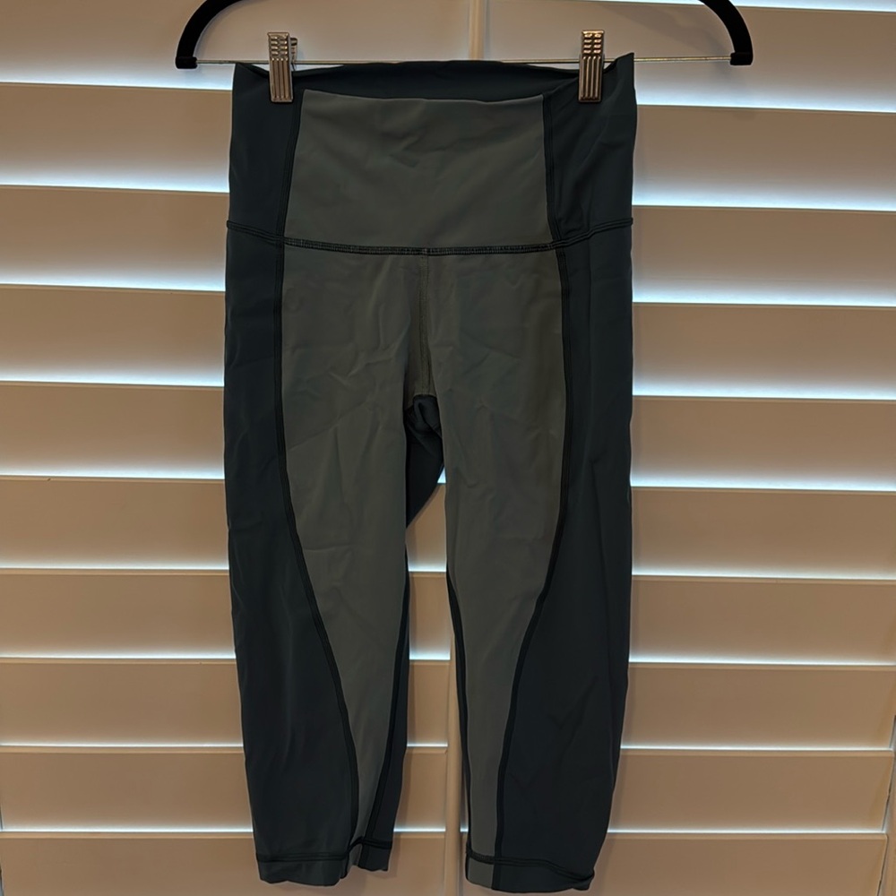 Lululemon cropped two-toned athletic leggings